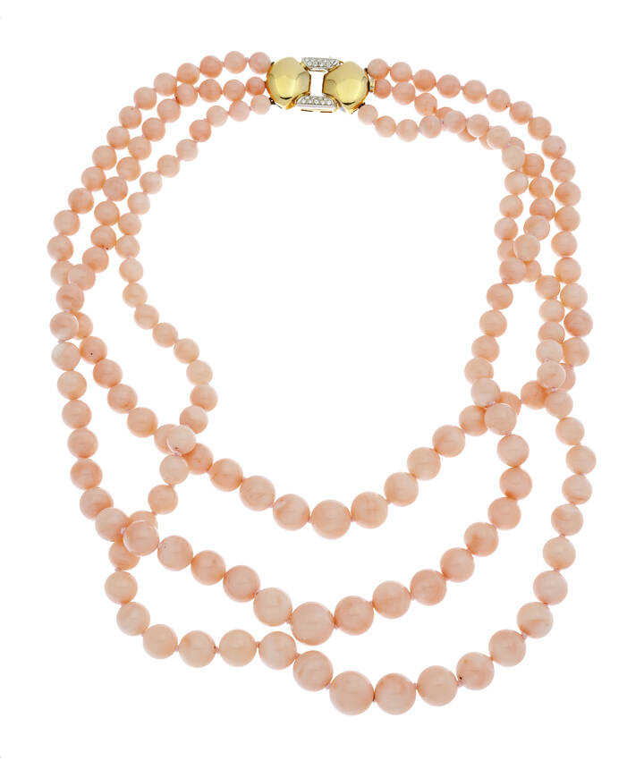 COLLANA DI CORALLO - Collana composta da tre fili di boules di corallo rosa a scalare; chiusura in oro giallo con diamantini taglio 