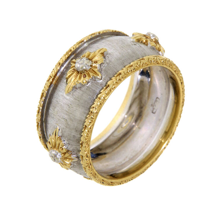 ANELLO - Anello in oro bianco satinato con applicazioni e bordo in oro giallo <br>Peso g 10,2<br>Misura 18