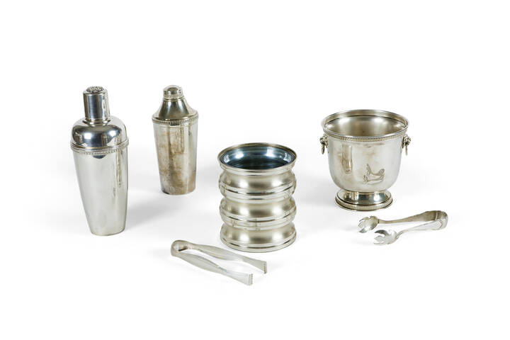 LOTTO DI SEI OGGETTI IN ARGENTO - Lotto di sei oggetto in argento composto da due shaker, due portaghiaccio di cui uno con vetro, due pinze
