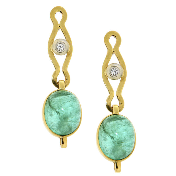 COPPIA DI ORECCHINI - Coppia di orecchini in oro giallo con due smeraldi taglio ovale cabochon e due diamanti taglio brillante per complessivi ct 0,10 ca<br>Farfalline mancanti<br>Peso g 10,5