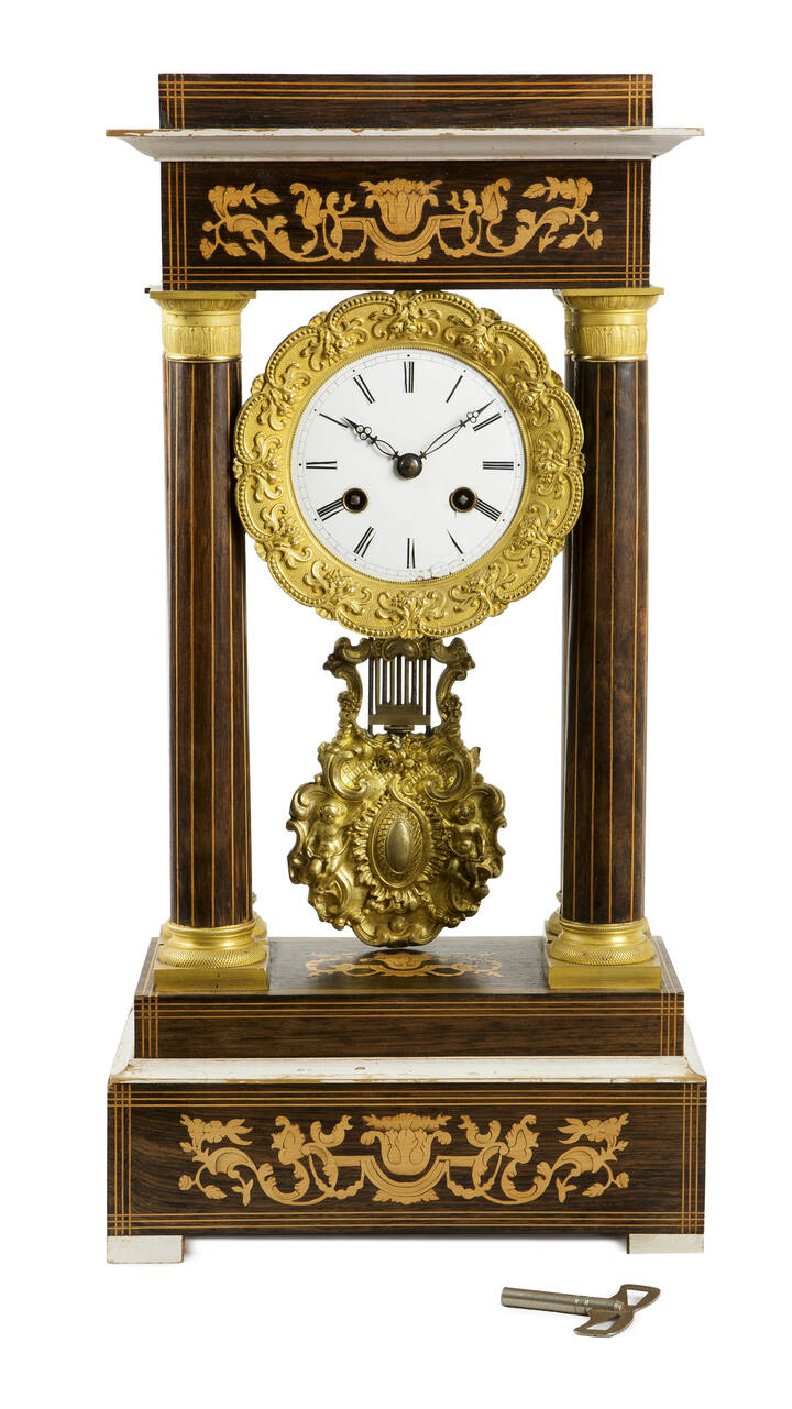 PENDOLA DA TAVOLO - Pendola da tavolo, XIX secolo, in legno intarsiato a quattro colonne e bronzi dorati