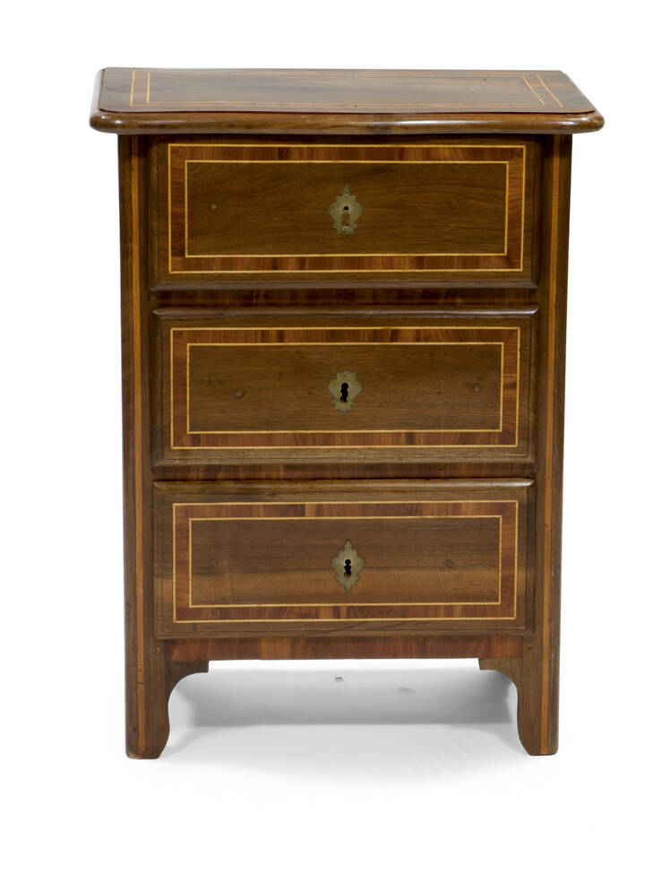 CASSETTONE - Piccolo cassettone in noce, epoca fine XVIII secolo, filettato, a tre cassetti