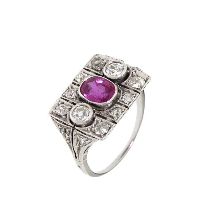 ANELLO - Anello in oro bianco, sommità piatta, epoca primi anni '900, con al centro rubino taglio ovale ed ai lati due diamanti taglio brillante di vecchio taglio per complessivi ct 1,0 ca<br>