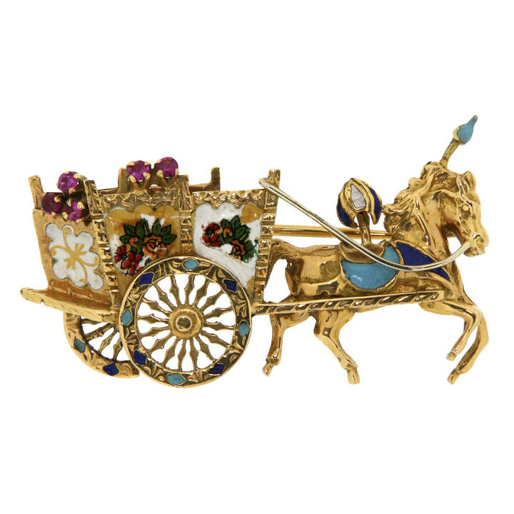 SPILLA - Spilla in oro giallo a forma di carretto siciliano trainato da cavallo; decorata con smalti policromi <br>Peso g 11,2