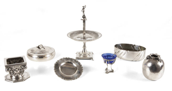 LOTTO DI SETTE OGGETTI IN ARGENTO - Lotto di sette oggetti in argento:<br>- Un vasetto marcato Montano