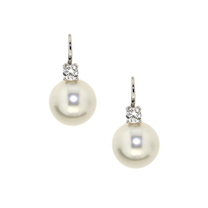 COPPIA DI ORECCHINI - Coppia di orecchini in oro bianco, a monachella, con due perle australiane del diam. di mm 9,9 sormontate da due diamanti taglio brillante per complessivi ct 0,24 ca