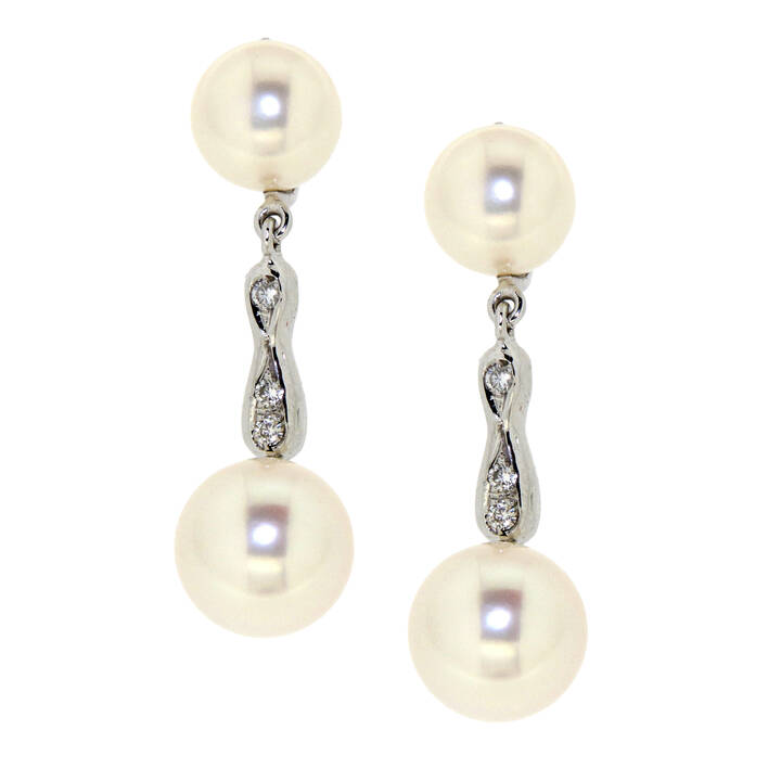 COPPIA DI ORECCHINI - Coppia di orecchini pendenti in oro bianco, composti da quattro perle australiane dal diam. da mm 7,7 a 9,1; corpo con piccoli diamanti taglio brillante 