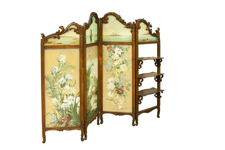 PARAVENTO - Paravento inizi XX secolo, a quattro segmenti in noce. Nella parte superiore dipinti su vetro a scene 