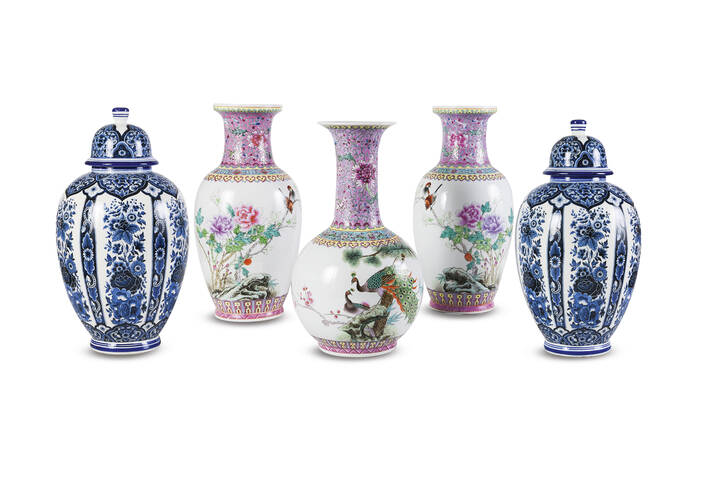 VASI  - Lotto di cinque vasi:<br>- Due potiche in ceramica dipinta nei colori bianco 