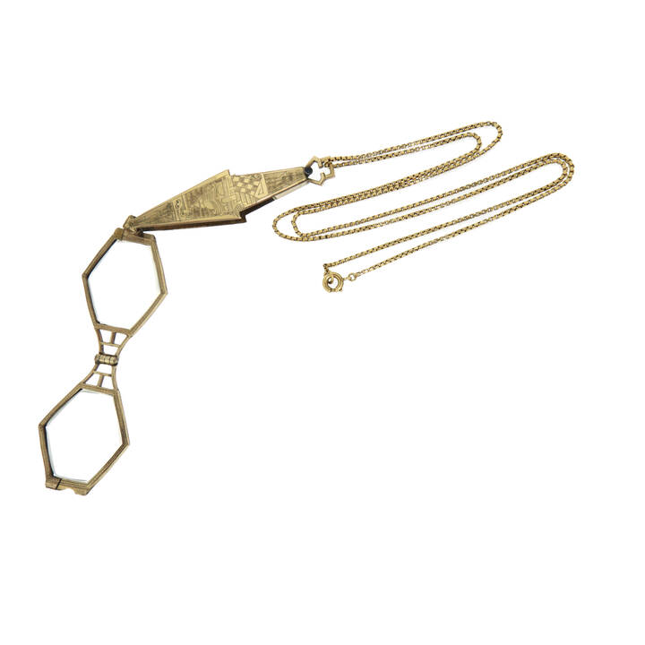 LORGNETTE - Lorgnette in oro a bassa caratura, struttura incisa e decorata con motivi geometrici <br><br>