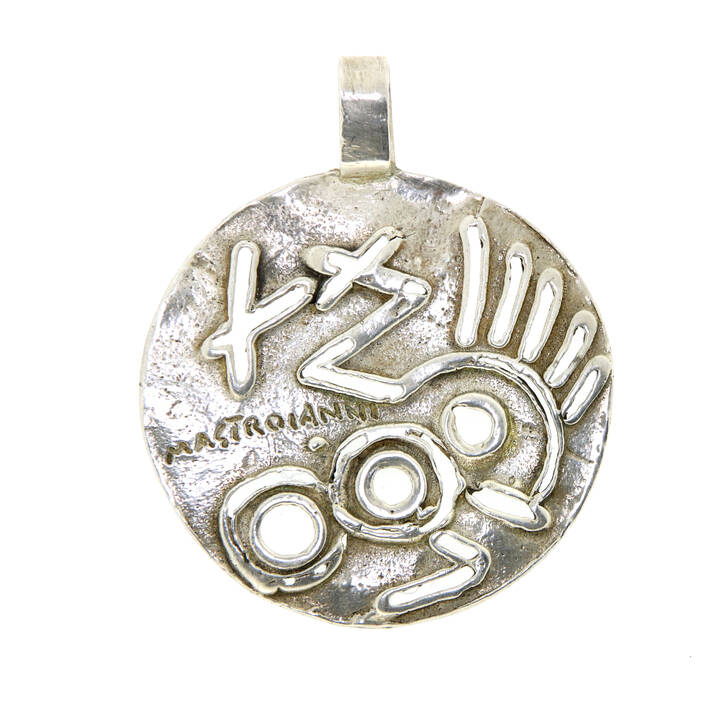 UMBERTO MASTROIANNI - Ciondolo in oro bianco, firmato 'Mastroianni', di forma rotonda con decori astratti. Pezzo unico<br>Peso g 14,0