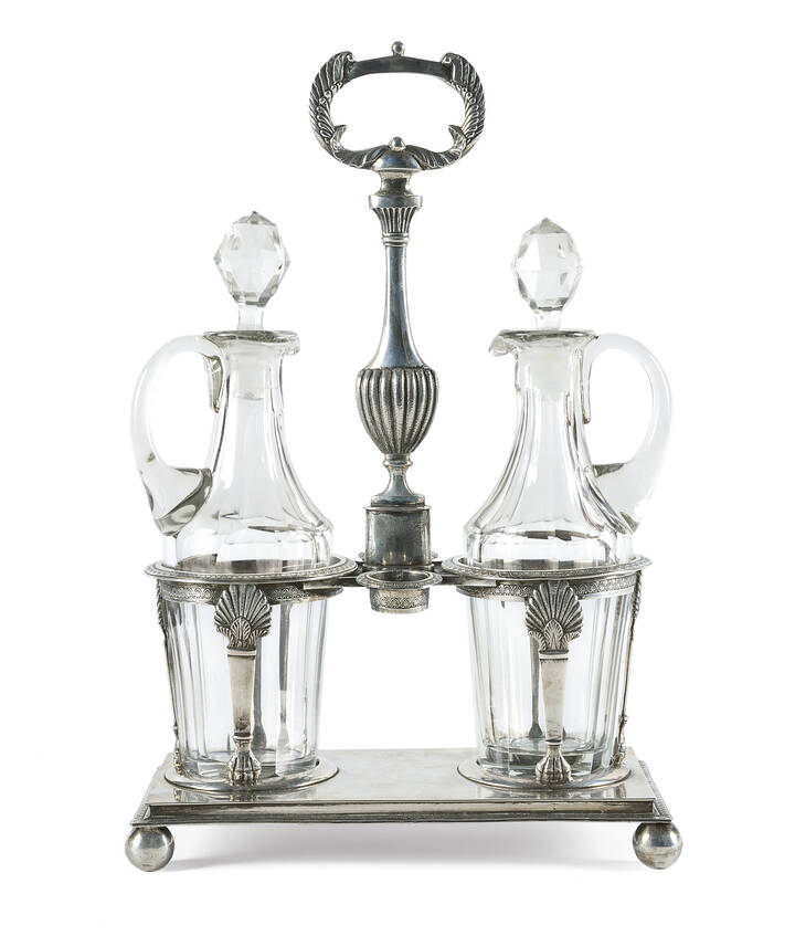 ACETOLIERA - Acetoliera in argento, prima metà XIX <br>secolo, punzone mauriziano, decori a palmette con due bottiglie in cristallo non coeve