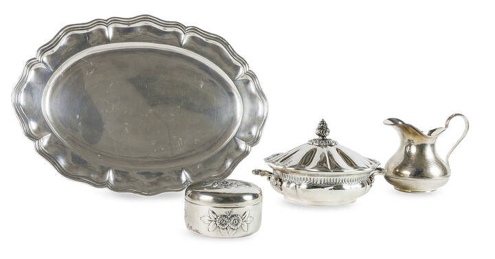 LOTTO DI QUATTRO OGGETTI IN ARGENTO - Lotto composto da quattro oggetti in argento: un grande piatto polilobato di gusto barocco; una zuppiera con coperchio; un versatoio battuto a mano, una scatola tonda sbalzata a motivi floreali