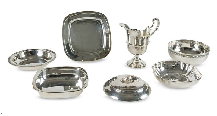 SETTE OGGETTI IN ARGENTO - Lotto composto da sette oggetti in argento: una scatola con coperchio; un versatoio con manico, quattro ciotole di varie forme e misure, un vassoietto di forma quadrata