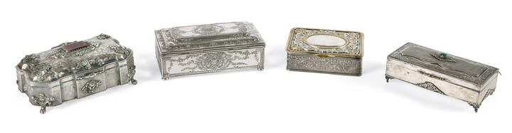 QUATTRO SCATOLE - Lotto composto da quattro scatole cesellate con coperchio incernierato, tre in argento e una in metallo.