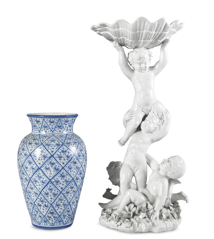 LOTTO DI DUE OGGETTI  - Lotto composto da due oggetti, XX secolo: una scultura in ceramica smaltata raffigurante dei fanciulli intenti nel gioco e un vaso in ceramica di Gubbio, 