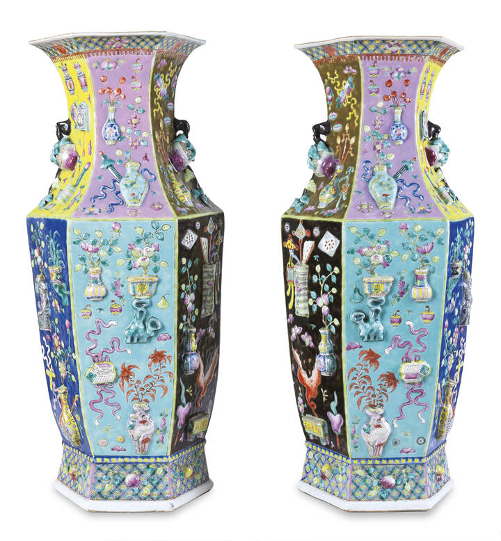 COPPIA DI VASI CINESI - Coppia di vasi in gres, Cina XIX secolo, di forma esagonale con elementi in rilievo decorati in policromia