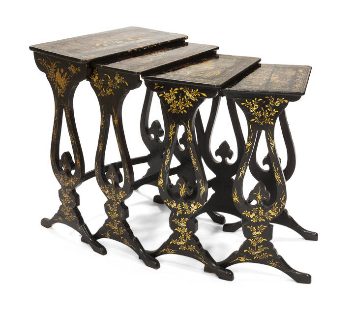 TAVOLINI - Tavolini a cicogna composti da quattro elementi, fine XIX secolo, laccati a fondo nero e dorato a motivi orientali