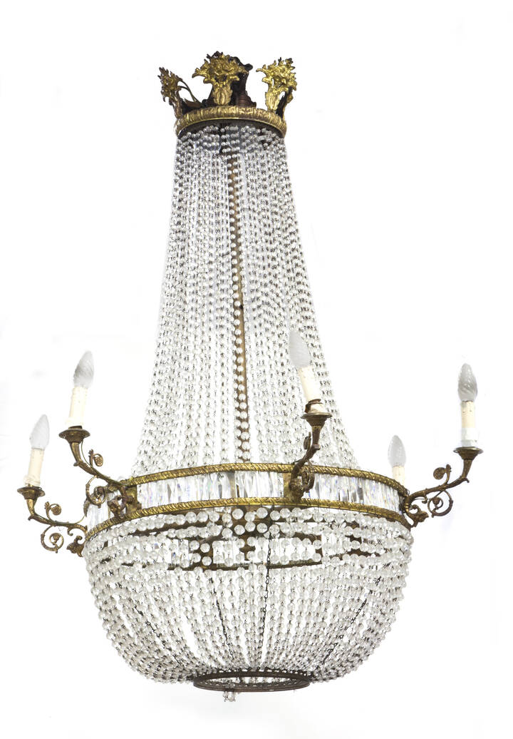 LAMPADARIO - Lampadario di forma rotonda, a sei luci, in bronzo dorato e gocce in cristallo; epoca XIX secolo
