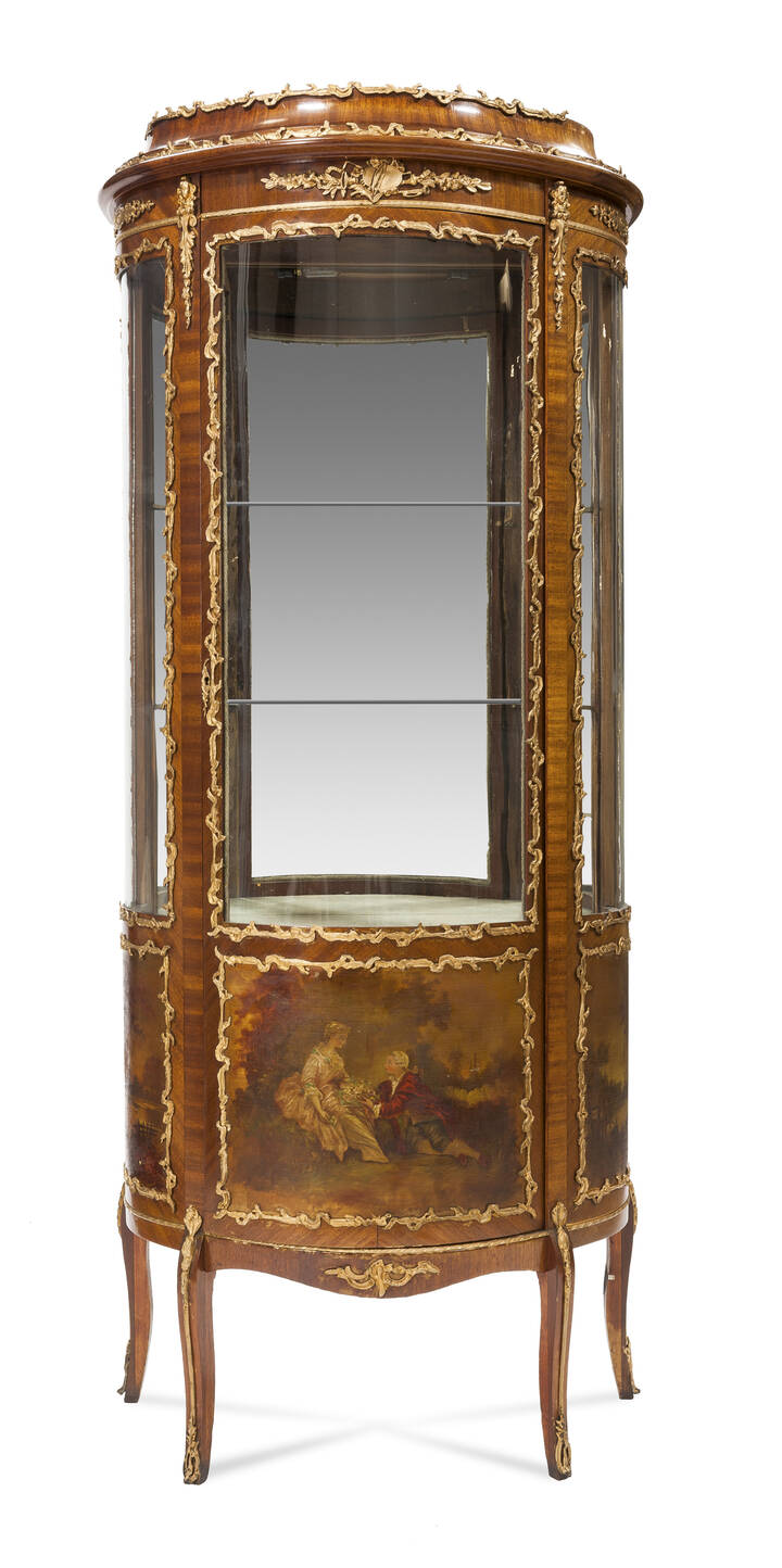 VETRINA - Vetrina mossa, Francia, epoca tardo Napoleone III,  fine XIX -inizio XX secolo, in mogano ed applicazioni in bronzo dorato; gambe mosse. Sull'anta tre dipinti alla maniera di Verlaine Martin, raffiguranti scena galante e due paesaggi