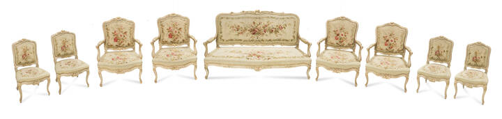 SALOTTO - Salotto composto da un divano, quattro poltrone e due sedie di gusto barocco, inizi XX sec. in legno dorato e laccato. Seduta a schienale ricamati a motivi floreali