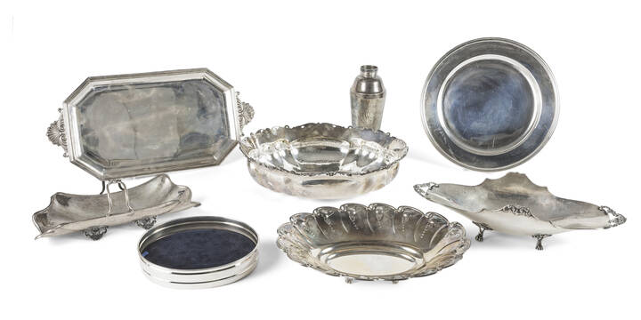 OTTO OGGETTI IN ARGENTO - Lotto composto da otto oggetti in argento: uno shaker (senza coperchio), un portagrissini, un piatto rotondo,