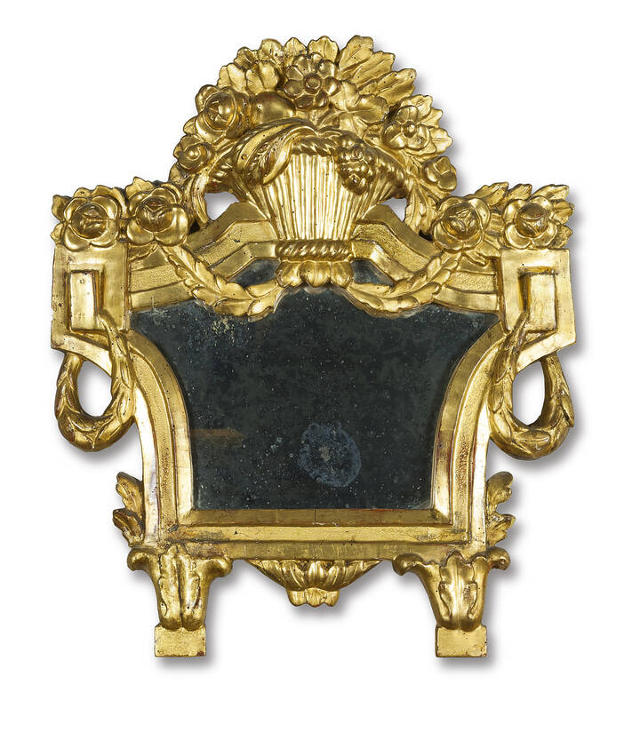 SPECCHIERA - Piccola specchiera in legno scolpito e dorato, epoca Luigi XVI, ultimo quarto del XVIII secolo; parte superiore decorata a cestino floreale<br>
