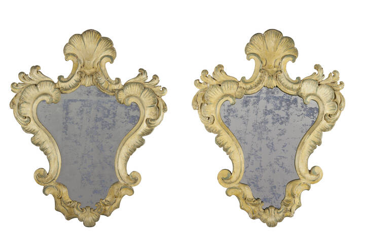 COPPIA DI SPECCHIERE - Coppia di specchiere in legno scolpito e laccato, di forma mossa, epoca XVIII secolo. Difetti alla lacca <br>