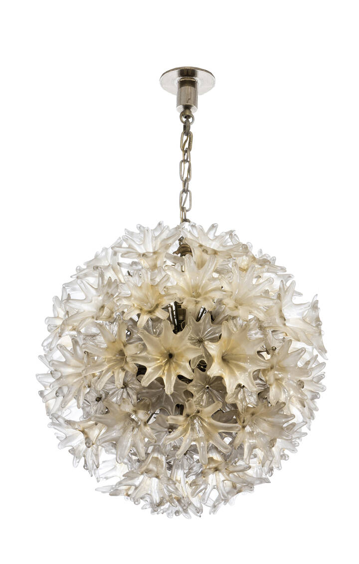 VENINI - Esprit<br>Grande lampada a sospensione di forma sferica composta da elementi in vetro modellato a caldo a forma di fiori.