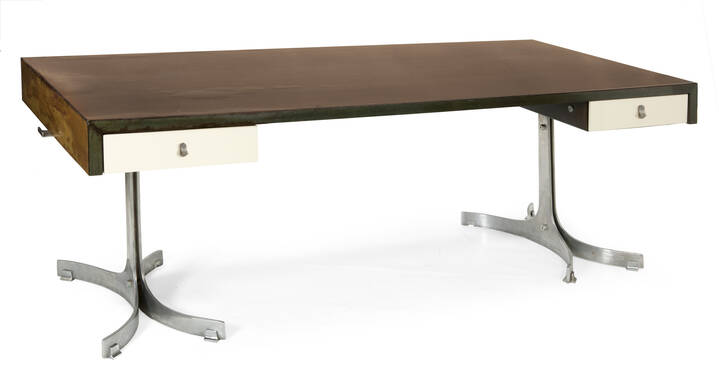 PRODUZIONE ITALIANA - Scrivania dirigenziale con gambe in metallo spazzolato e piano in legno.