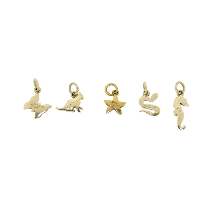 POMELLATO - Lotto composto da cinque ciondoli in oro giallo, firmati 'Pomellato', modello 'Dodo', raffiguranti:<br>un serpente, una stella, un gatto, una farfalla e un cavalluccio marino<br>Peso g 5,0<br>