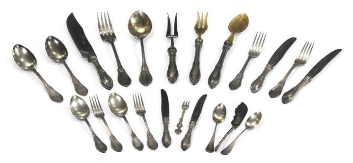 SERVIZIO DI POSATE D'ARGENTO - Servizio in argento composto da novantuno pezzi: