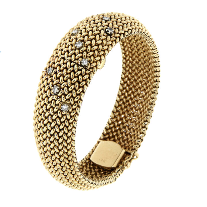 TIFFANY & CO. - Orologio gioiello anni '50<br>Cassa in oro giallo 14 Kt , integrata, a scomparsa, in bracciale a cordonetti in rilievo con diamanti taglio brillante per complessivi ct 0,30 ca;  