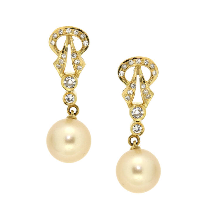 COPPIA DI ORECCHINI - Coppia di orecchini pendenti in oro giallo: corpo a volute con diamanti taglio brillante per complessivi ct 0,35 ca terminante con due perle australiane, varietà gold