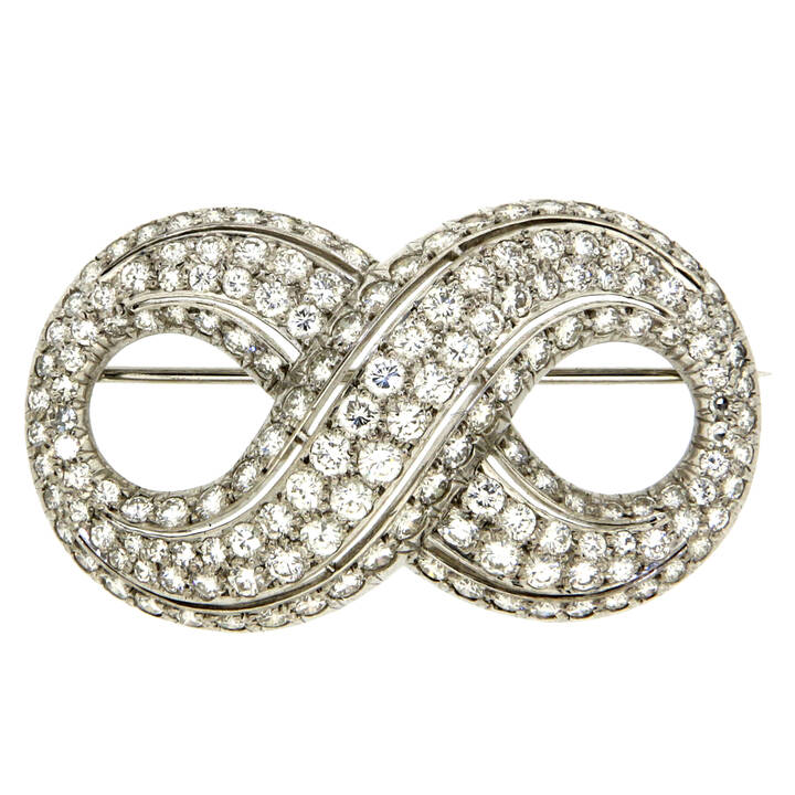 SPILLA - Spilla in oro bianco a forma di '8' in diamanti taglio brillante  e 8/8 per complessivi ct 3,30 ca