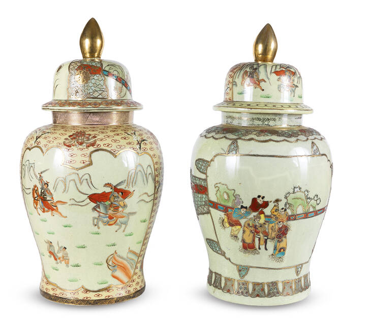 COPPIA DI POTICHES - Coppia di potiche in ceramica, arte orientale del XX secolo; decorate con paesaggi e fiori