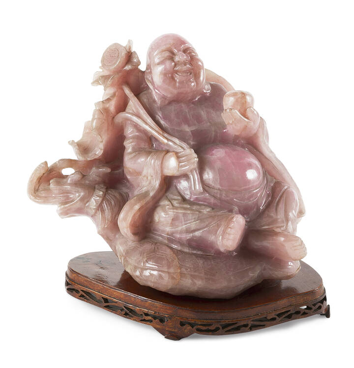 BUDDA - Grande scultura in quarzo rosa rappresentante Budda seduto, con in mano dei fiori di loto