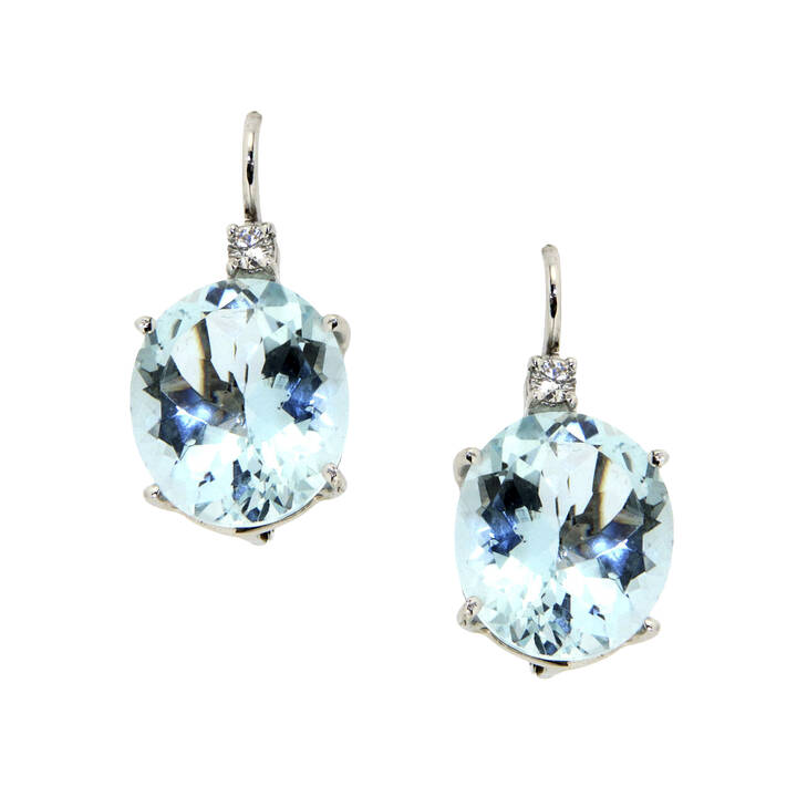 COPPIA DI ORECCHINI - Coppia di orecchini in oro bianco, a monachella, con due acquamarine taglio ovale sormontate da due diamanti taglio brillante per complessivi ct 0,10 ca <br>Peso g 5,4