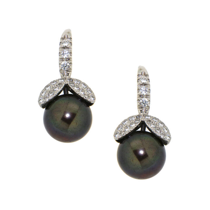 COPPIA DI ORECCHINI - Coppia di orecchini in oro bianco, a monachella, con due perle Tahiti del diam. di mm 9,5