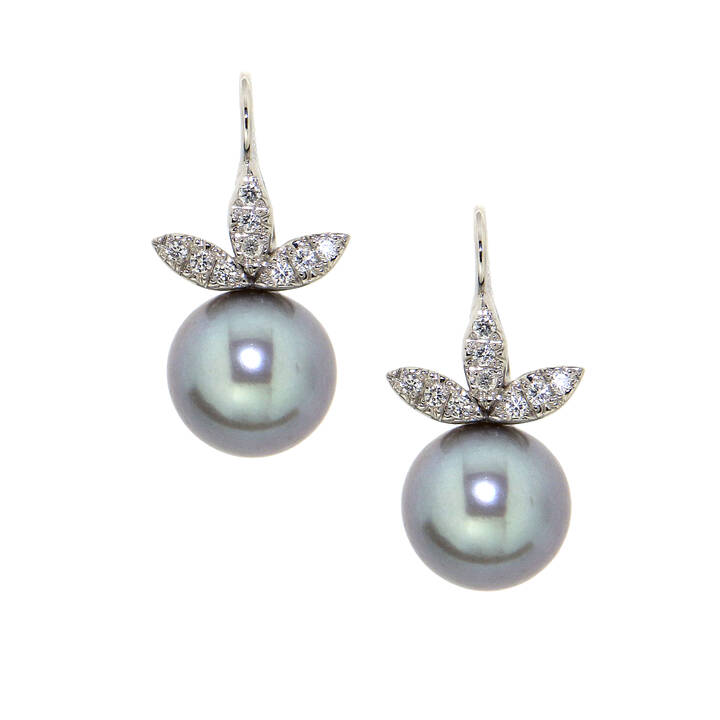 COPPIA DI ORECCHINI - Coppia di orecchini in oro bianco, a monachella, con due perle Tahiti del diam. di mm 10,3 e 10,4