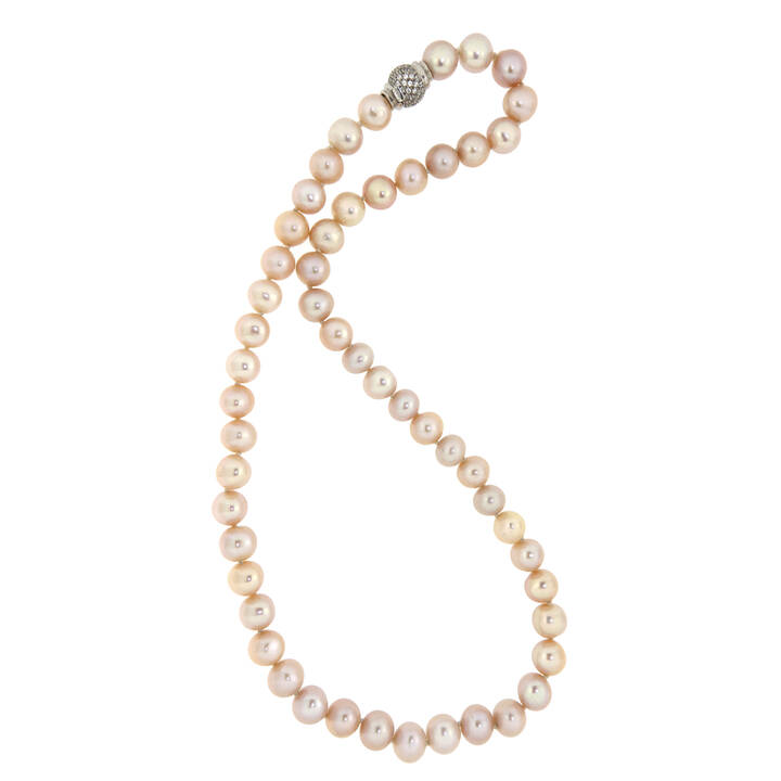 COLLANA DI PERLE - Collana composta da un filo di perle giapponesi nelle sfumature del rosa dal diam. di mm 8,9 a 9,0; chiusura a sfera con diamanti taglio brillante per complessivi ct 0,80 ca