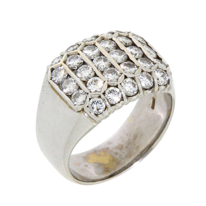 ANELLO - Anello in oro bianco, sommità di forma geometrica , con diamanti taglio brillante per complessivi ct 1,60 ca