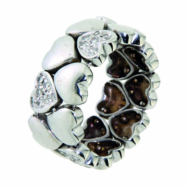 ANELLO - Anello in oro bianco, a fascia, composto da due file di cuori, piccoli diamanti taglio brillante per complessivi ct 0,18 ca<br>Peso g 11,5<br>Misura 16