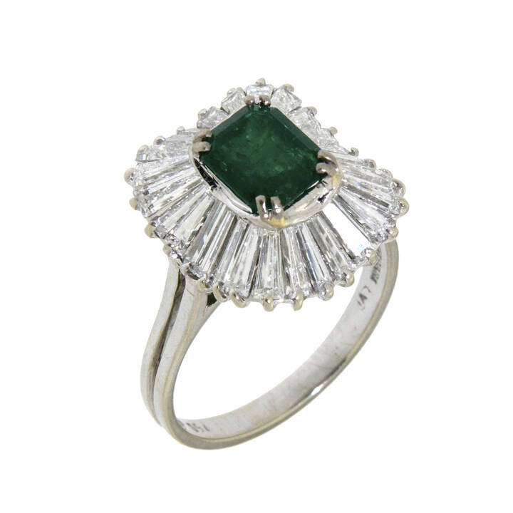 BULGARI - Anello in oro bianco, firmato 'Bulgari', con smeraldo centrale e contorno di diamanti taglio baguette per complessivi ct 2,20 ca