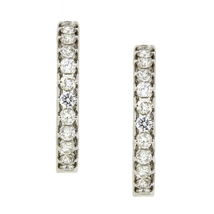 COPPIA DI ORECCHINI - Coppia di orecchini in oro bianco, a cerchio, con parte anteriore e interna in diamanti taglio brillante per complessivi ct  2,0 ca<br>Peso g 5,1