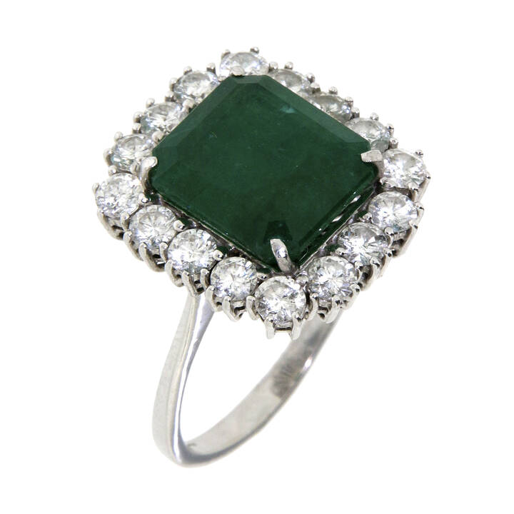 ANELLO - Anello in oro bianco, sommità con smeraldo taglio rettangolare e contorno di diamanti taglio brillante per complessivi ct 1,60 ca