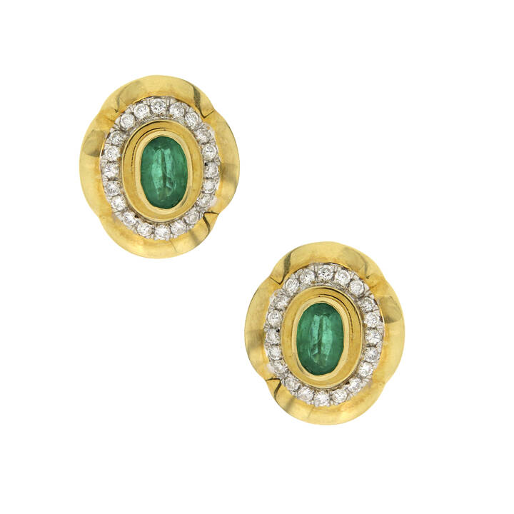 COPPIA DI ORECCHINI - Coppia di orecchini in oro giallo, a lobo, di forma ovale mossa, con due smeraldi taglio ovale al centro, contorno di diamanti taglio brillante <br>Peso g 9,8