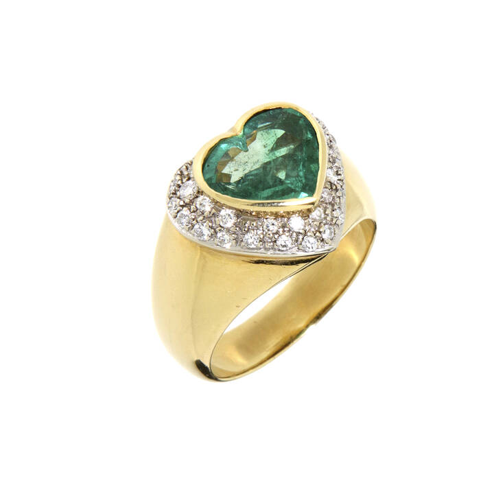 ANELLO - Anello in oro giallo e bianco, sommità con al centro smeraldo taglio a cuore e contorno di diamanti taglio brillante per complessivi ct 0,55 ca
