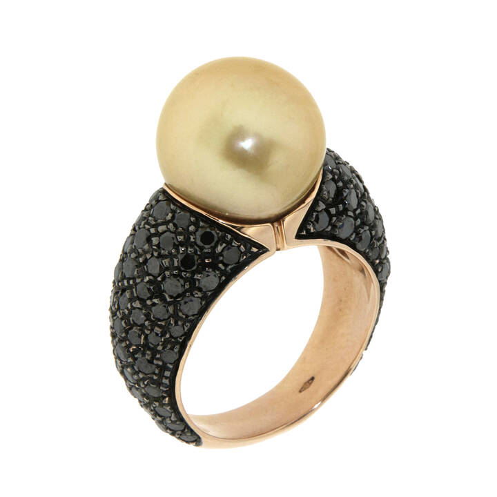 ANELLO - Anello in oro rosa, sommità recante perla australiana, varietà gold del diam. di mm 13,2, gambo in diamanti taglio brillante di colore nero per complessivi ct 1,0 ca