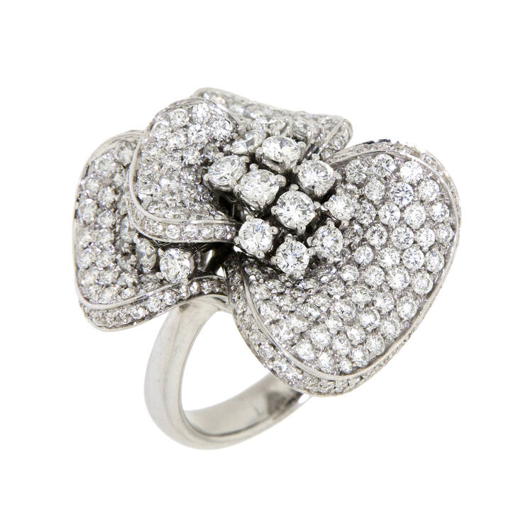 ANELLO - Anello in oro bianco, sommità a forma di fiore interamente in diamanti taglio brillante per complessivi ct 3,60 ca
